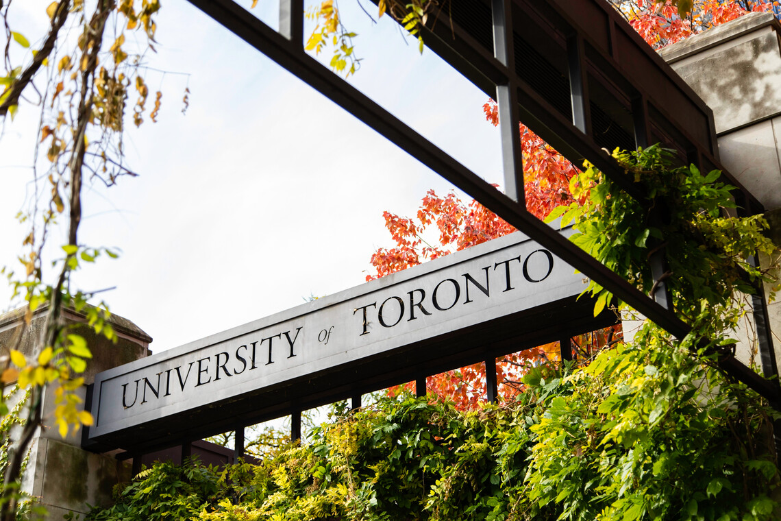 October 20, 2020 - Scenes around the University of Toronto St. George campus. (photo by Daria Perevenzentsev)